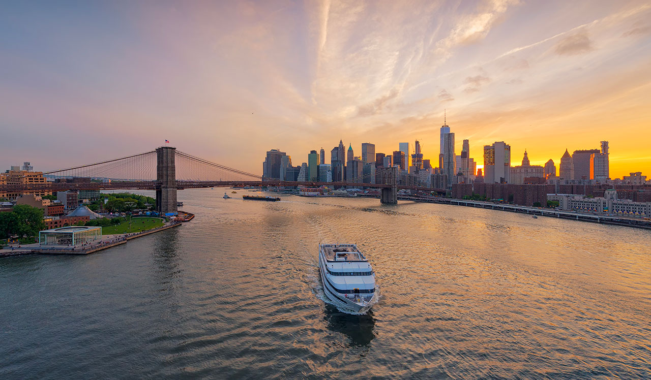 Naviguer à New York : explorations et innovations dans les transports aquatiques urbains